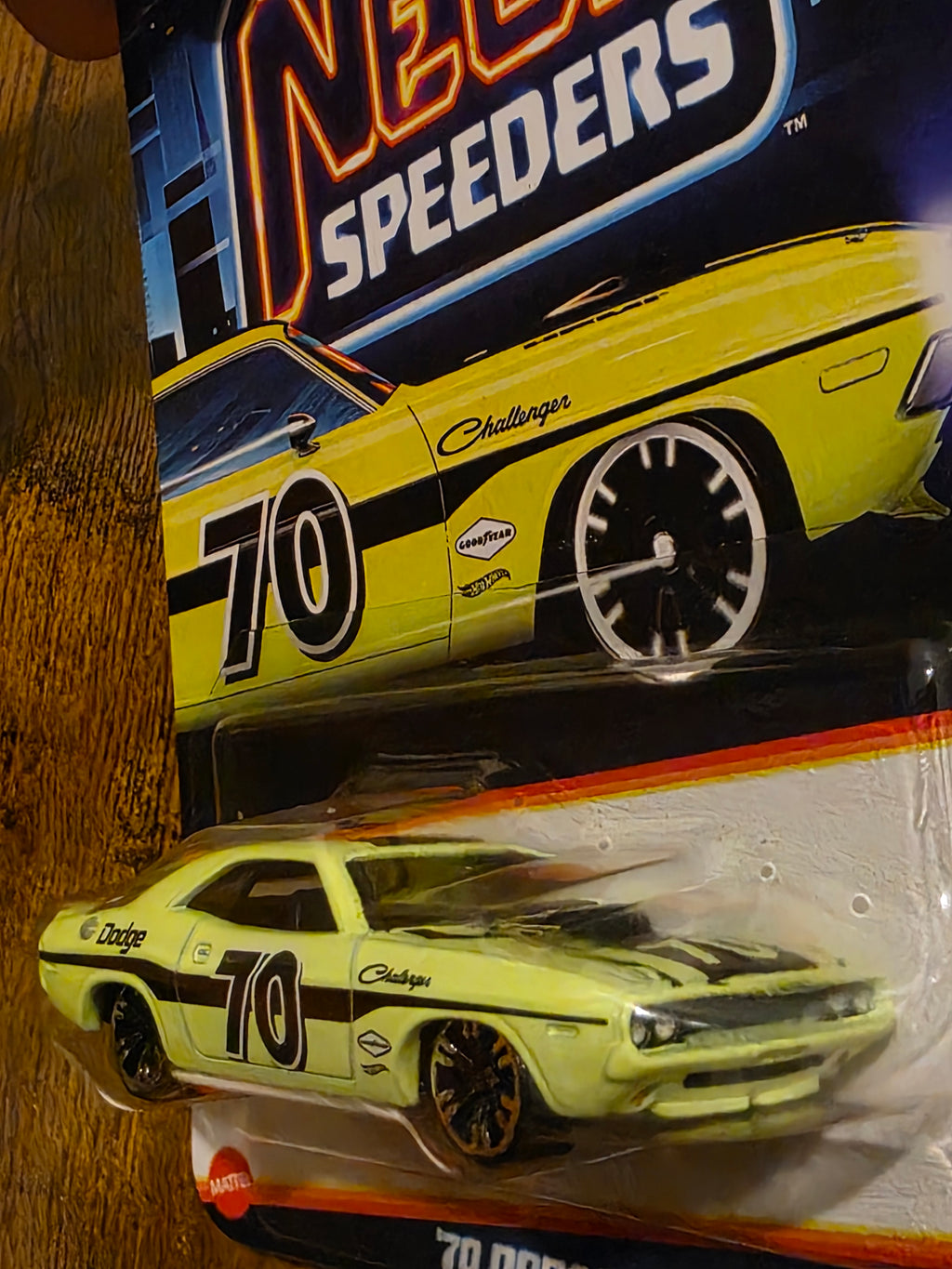 HOT WHEELS NEON SPEEDERS '70 DODGE HEMI CHALLENGER