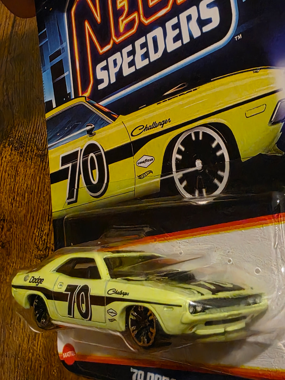 HOT WHEELS NEON SPEEDERS '70 DODGE HEMI CHALLENGER