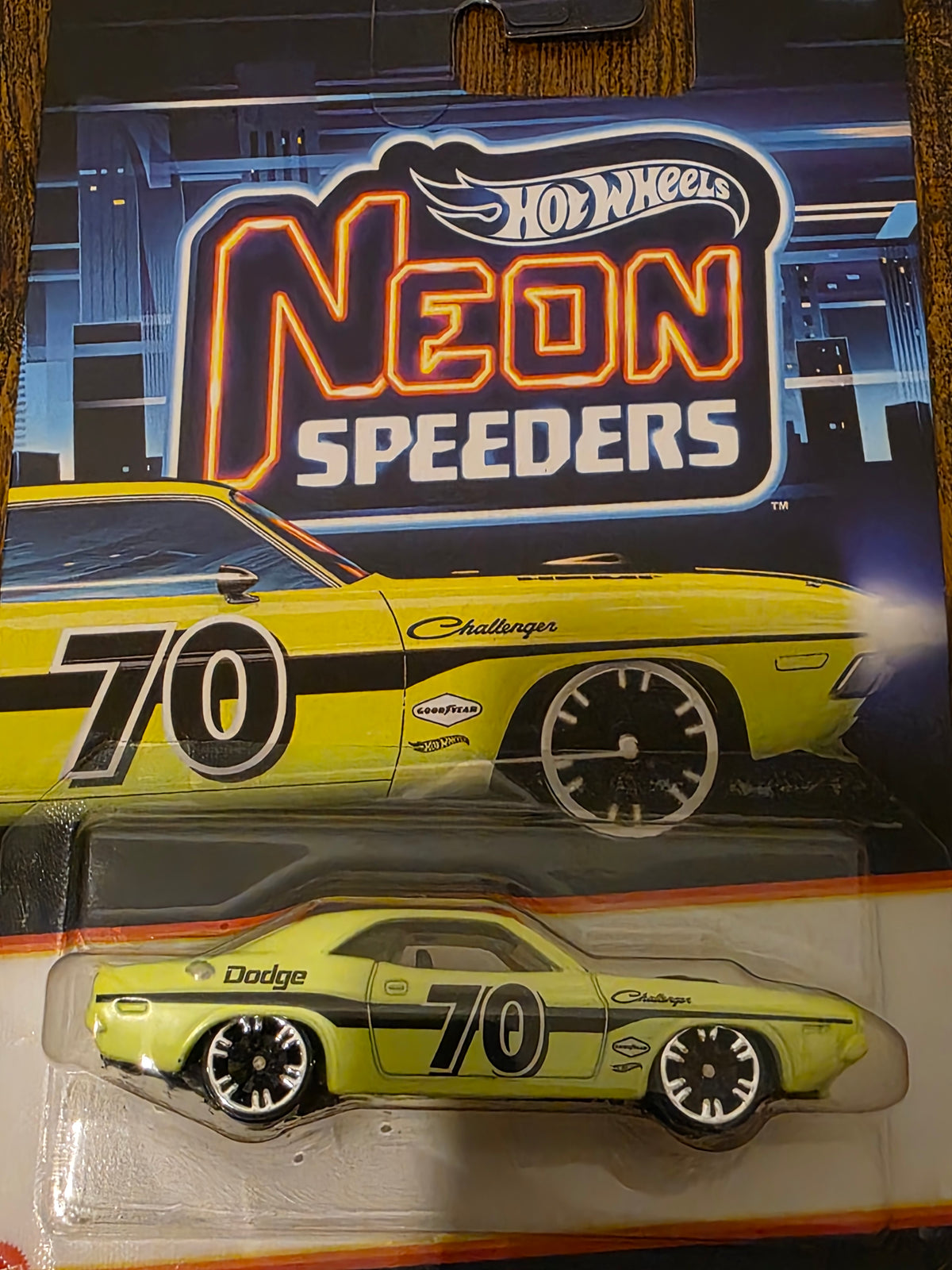 HOT WHEELS NEON SPEEDERS '70 DODGE HEMI CHALLENGER