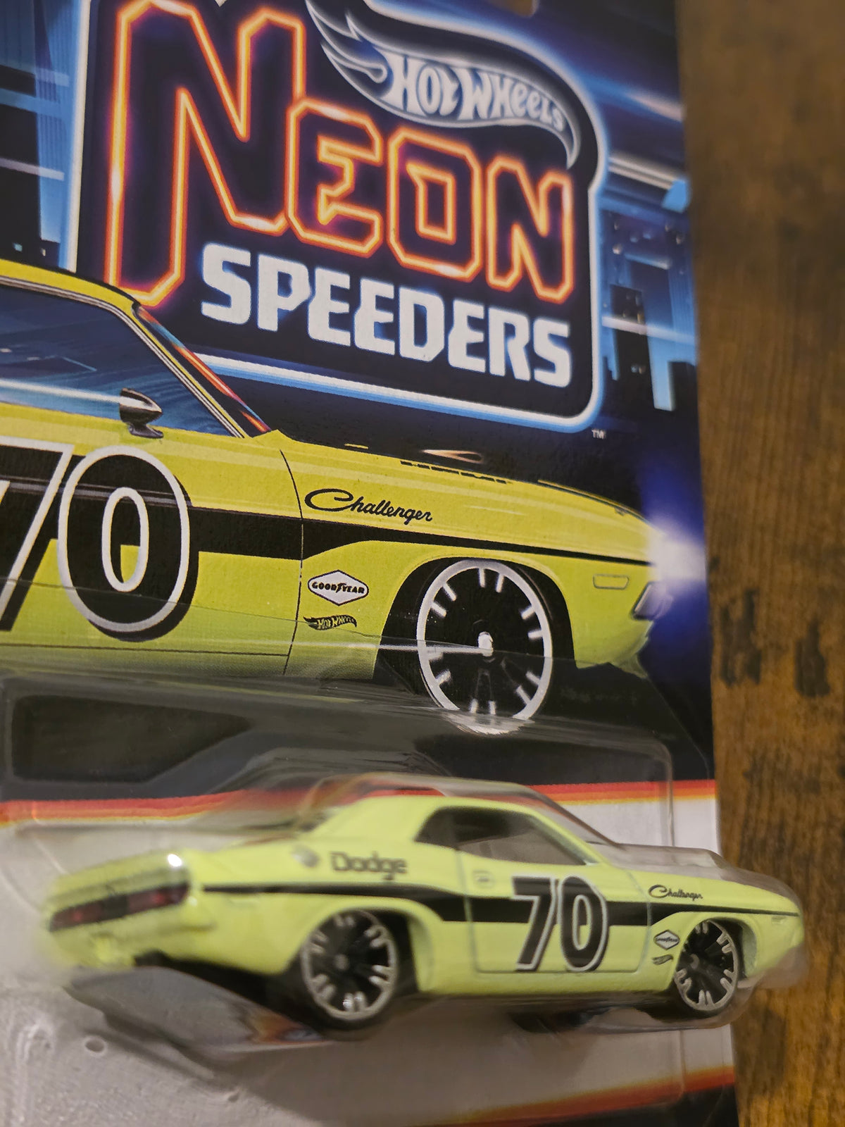 HOT WHEELS NEON SPEEDERS '70 DODGE HEMI CHALLENGER